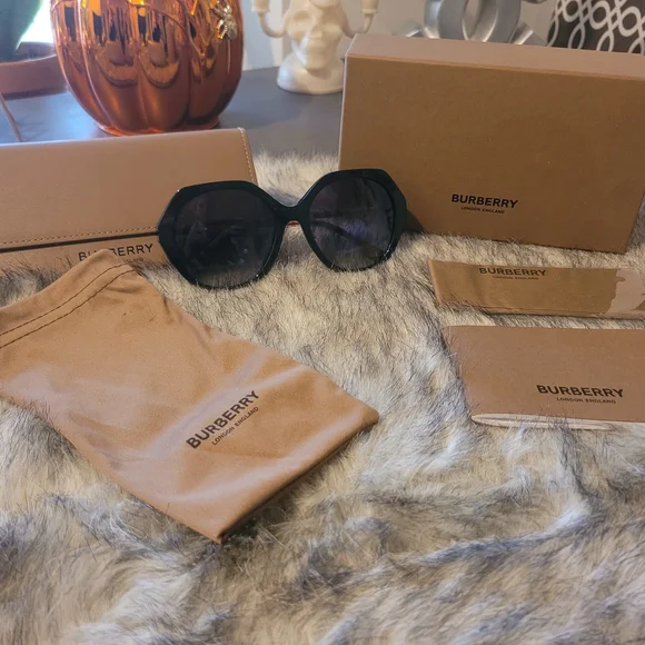 ? Original New Women\'s Low Bridge Fit Sunglasses, BE4375F Vanessa Burberry BE4375F VANESSA Asian Fit 38538G Geometric Black  main image 3